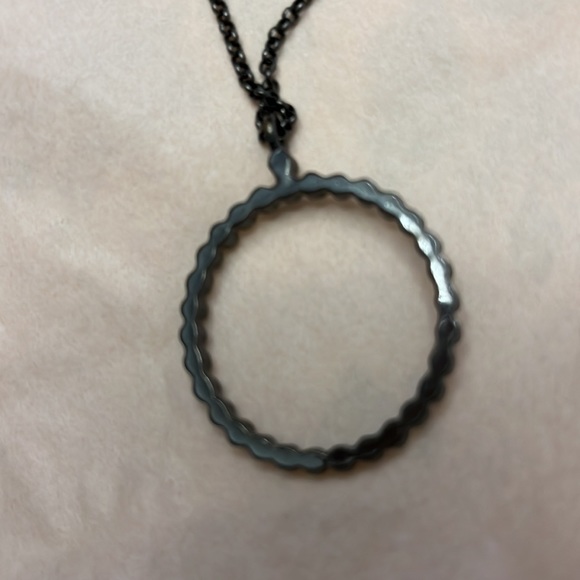 GUESS CIRCLE PENDANT NECKLACE!! 🤩🤩🔥🔥 - Picture 5 of 5